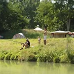 Kamp alanı Zecamping 3chiens Acceptes Piscine En Bord De Riviere Avec Canoe Mazères