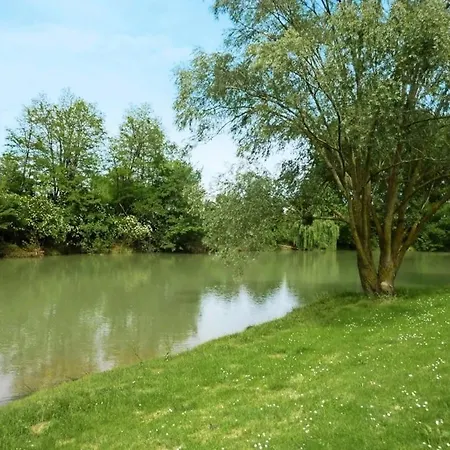 Camping Zecamping 3 étoiles Chiens Acceptés Piscine En Bord De Rivière Avec Canoë